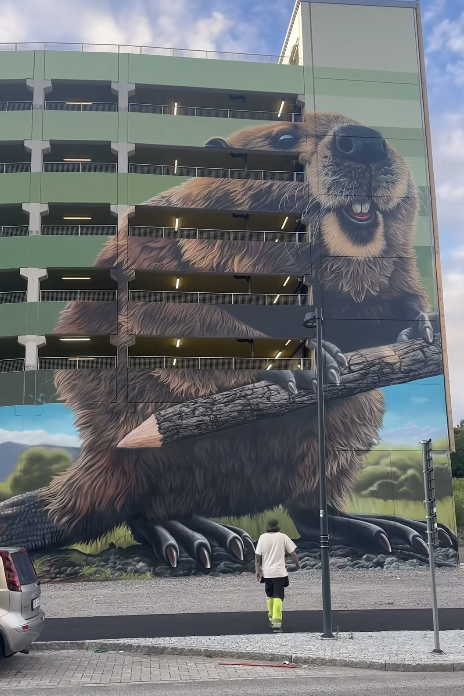 Muralmålning av en jättebäver på p-hus vid Norra kajen