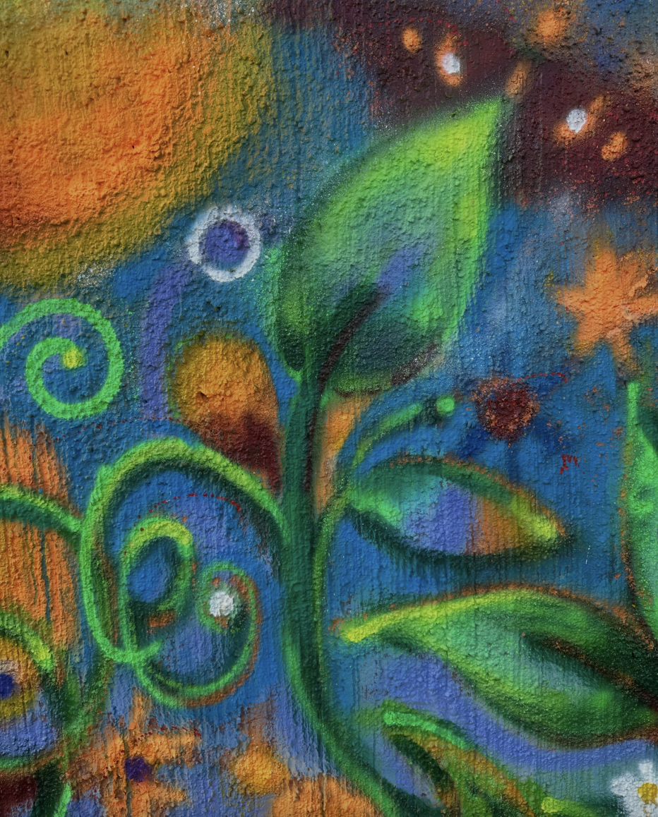 Färgstark muralmålning i Nacksta